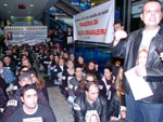 Dezenas de pessoas vestindo camisetas com fotos das vtimas bloquearam um dos corredores do aeroporto 