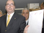 Presidente interino da CPI do Apago Areo da Cmara, deputado Eduardo Cunha (PMDB-RJ), mostra o envelope com as informaes das caixas pretas do avio da TAM, retirado do cofre e lacrado 