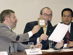 Marco Maia, Eduardo Cunha e Carlos William apresentam o CD com os dados da caixa preta do Airbus da TAM 