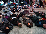 Porto Alegre - Os manifestantes chegaram a deitar no cho do aeroporto, e fizeram um minuto de silncio em homenagem aos mortos na tragdia de Congonhas