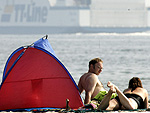 Turistas aproveitam o sol na praia de Luebeck-Travemuende, no Mar Bltico, na Alemanha