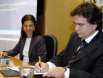 Presidente da Caixa Econmica Federal, Maria Fernanda Ramos Coelho, e o ministro da Sade, Jos Gomes Temporo, durante assinatura de acordo para melhoria tecnolgica do programa Farmcia Popular 