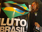 Nalu Beatriz Machado, familiar de uma vtima do acidente, protesta no aeroporto em Porto Alegre