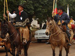Cavalarianos levam a chama crioula das Misses at a Regio Metropolitana