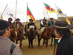 Cavalarianos levam a chama crioula das Misses at a Regio Metropolitana
