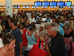 Turistas lotam o aeroporto internacional de Cancn, no Mxico, para sair da regio atingida pelo furaco 