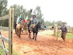 Cavalarianos que conduzem a chama crioula a Porto Alegre chegam a Granja Santa Iria, em Benjaminote, distrito de Cruz Alta