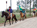 Cavalarianos na estrada chegando em Passo do Sobrado no sbado 