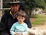 Em Passo do Sobrado, Gelson Antnio da Cunha realiza o sonho do pequenho Joo Vitor Hister, que desejava andar a cavalo 