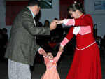 Eu, Monica Coruja Rodrigues, meu marido e nossa filha num baile bueno no CTG Maragatos. Viva a tradio gacha 