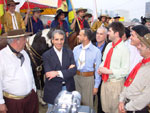 Presentes na cerimnia, as autoridades: prefeito Jos Fogaa, no centro e os deputado Raul Carrion (ao fundo), Jernimo Goergen (de leno vermelho, sem chapu) e Cassi Carpes (atrs de Jernimo)