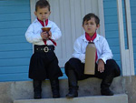 Guilherme e Rafael na casa da av em Nova Petrpolis