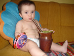 Minha filha Antnia do Canto Coffy, de 7 meses, tomando chimarro