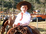 Esse  o pequeno Gustavo Bernardi, que aniversaria na semana do gacho, no dia 15 de setembro, montado em seu cavalo, no Parque de Rodeios de So Jos do Ouro, por ocasio da comemorao da Semana Farroupilha