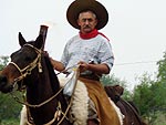 Sr. Carlos Marion e seu filho, Darlan, na chegada da chama crioula na EMEB Francisco Mafaldo, Plo Educacional do Caver