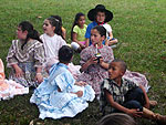 A tradio no tem idade, olha a turma da 1 srie da E.M.E.F. Domingos Saraiva do Bacupari, de Palmares do Sul, mateando na sombra da figueira. Os pees Welligton e Yago, as prendas Danieli, tomando um chimarro, e Erica, Maria Eduarda, Daiane e Julia