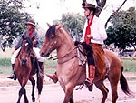 Desfile de 20 de setembro de 2000, entrando na avenida em Porto Alegre. Eu,  direita, e os outros so amigos do piquete Alegretense