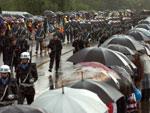 Munido de guarda-chuvas, pblico manteve-se firme enquanto os militares passavam
