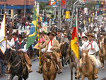 Santa Maria - avenida Medianeira recebe desfile farroupilha, com grande presena de pblico