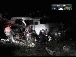 Imagem do trabalho dos bombeiros no resgate dos corpos (reproduo RBS TV)