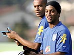 Ronaldinho gacho (D) e Naldo (E) aps o trmino do treino