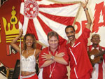 O diretor de harmonia da Viradouro, Guilherme Nbrega, recebe Ronaldinho e Gleice Simpatia do Salgueiro 