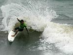 Apesar da forte chuva, o catarinense Thomas Hermes foi um dos destaques da quarta-feira, no segunda dia do Onbongo Pro Surfing