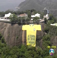 R�plicas gigantes de camisas da Sele��o Brasileira celebraram o an�ncio&nbsp;-&nbsp;Reprodu��o