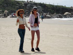 Elas passeiam pela praia da Vila enquanto rola a competio.