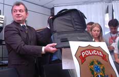 Delegado Ildo Gasparetto apresenta maleta usada para transportar dinheiro do esquema&nbsp;-&nbsp;Ricardo Duarte