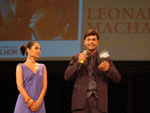 Entrega do trofu Histrias Curtas, categoria melhor Ator, Paula Valdez entrega para Leonardo Machado, de Os olhos de Capitu