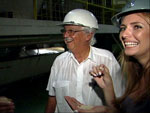 Renata e Ccero Junqueira Franco com as mos cheias de acar mascavo produzidos na Usina Vale do Rosrio