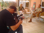 Trabalho srio: Renata entrevista o pecuarista Eduardo Lippincott. O responsvel pelas imagens  o cinegrafista Eduardo Vin