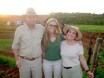Que momento lindo! O pr do sol no campo  inesquecvel. Renata e o casal Eduardo Lippincott e Regina Duarte apreciam a bonita vista em Barretos/SP