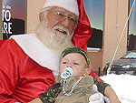 O conforto  tanto que o pequeno ric quase cochila no colo do Papai Noel