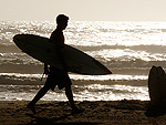 Em Capo da Canoa, surfistas aproveitam as ondas 