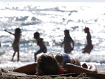 Na segunda-feira, mar claro animou a gurizada e sol presenteou as meninas que buscavam um bronze 