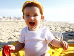 Luana Sofia Rodrigues, de 10 meses, se divertiu na praia na segunda-feira de tempo bom no litoral norte 