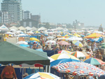 Praia totalmente lotada na vspera do Ano Novo