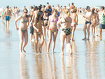 Veranistas aproveitaram o calor para tomar um sol na beira do mar