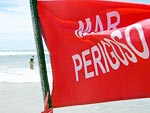 Bandeiras vermelhas na beira da praia so sinal de alerta