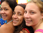 As amigas Tuanny (E) de 15 anos, Yasmin, 14, e Renata, 16, correram para pegar um bom lugar no alambrado 