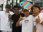 O vov Ricardo (de preto) em meio aos garotos Carlos Eduardo (E) e Guilheme e Saulo (D) 