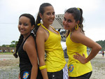 Fernanda (E) preferiu o pretinho bsico para vir ao Planeta, enquanto suas amigas Isabella e Roberta vieram combinando com a blusinha amarela 