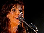 A cantora ensinou uma nova msica para o pblico &quot;Ai  s voc chegar de mansinho...&quot;