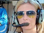 A equipe sobrevoando os cus de helicptero! Reparem a cara de apreensiva da reprter