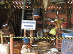 Propriedade do desorganizado rene material enferrujado, restos de produtos vencidos e cria espao para a proliferao de insetos e roedores