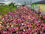 Mesmo com chuva, mais de 5 mil pessoas que formam o tradicional Bloko Rosa se divertem atrs do trio eltrico