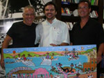 Felipe Demeterco e Rodrigo Antunes presenteiam Nelson com um quadro do artista Tolentino