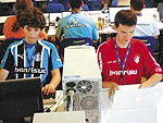 Gre-Nal na Campus Party: Joo Pedro Guimares de Andrade, 14 anos, de Canela (gremista); e Jean Karpinski, 24 anos, de Porto Alegre (colorado).